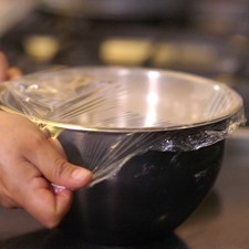 Cubrir el tazón con plástico antiadherente y meter al refrigerador por 30 minutos hasta que se sienta firme para poder extenderla.