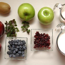 Ingredientes para receta 2 piezas de manzana verde 2 piezas de manzana roja 1 pieza de kiwi 1/2 taza de arándanos deshidratados 1/2 taza de crema de leche de vaca menta fresca al gusto 2 tazas de yogurt natural 1/2 taza de mora azul