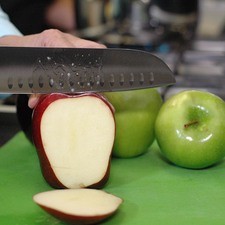 Picar la manzana verde y roja en cubos a tamaño bocado.