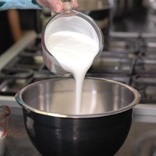 Añadir en un tazón el yogurt y la crema, revolver bien con la ayuda del globo para integrar los ingredientes.