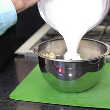 Agregar la mezcla de yogurt con crema.