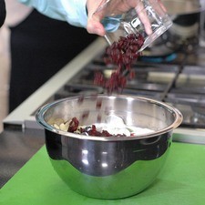 Añadir arándanos deshidratados.