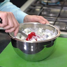 Revolver bien todo con la ayuda de la pala, y refrigerar durante 10 minutos.