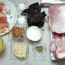 Ingredientes para la pierna 1 taza de jugo de naranja 5 piezas de chile ancho 1 cucharada de vinagre blanco 1/2 pieza de cebolla blanca 2 dientes de ajo 2 piezas de clavo de olor sal al gusto pimienta negra molida al gusto papel aluminio al gusto 4 kilogramos de pierna de cerdo Ingredientes para relleno 300 gramos de tocino 1/2 taza de nuez picada 1/2 taza de almendra fileteada
