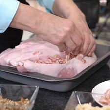 Agregar un poco de tocino, nuez y almendra en cada una de los cortes hasta terminar de rellenar todos.