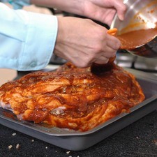Barnizar la pierna con el adobo por todos lados y salpimentar.