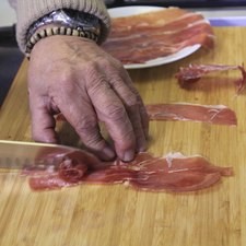 Congelar el queso azul para poder desmoronarlo en su momento. Cortar el jamón en tiras cortas y delgadas.