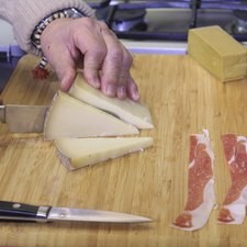 Para preparar los pinchos de ate con queso, cortar el ate y el queso en cuadros de 5x5 centímetros .