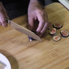 Para preparar las brochetas de queso con higo, cortar los higos en rodajas.