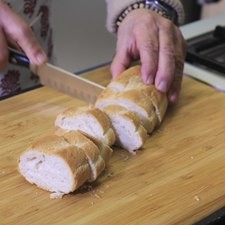 Cortar el baguette en rebanadas y colocar en una charola para horno.