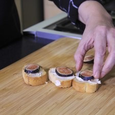 Untar con una cuchara un poco de queso gorgonzola y colocar la mitad de un higo encima.