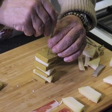 Colocar en un plato un cuadro de ate y encima un cuadro de queso y repetir otros dos pares iguales y cerrar con cuadro de ate.