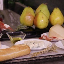 Ingredientes para bocaditos de pera con jamón 6 piezas de pera 300 gramos de jamón serrano 150 gramos de queso azul tomillo fresco al gusto Ingredientes para pinchos de ate con queso 150 gramos de queso manchego 150 gramos de ate de guayaba 6 piezas de palos de madera 2 rebanadas de jamón serrano Ingredientes para bruschetta de queso con higo 1 pieza de baguette 2 cucharadas de aceite de oliva 250 gramos de queso gorgonzola 12 piezas de higo