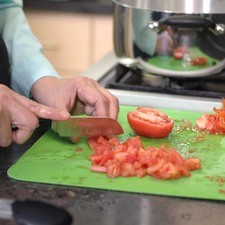 Picar la pulpa del jitomate en trocitos pequeños. Rs 1481585355