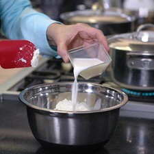 Colocar en un tazón el pollo desmenuzado, el queso ricota, leche y pimienta blanca. Revolver y reservar. Rs 1481585486