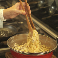 Agregar los hongos al tazón con la pasta y revolver bien con una cuchara de madera.