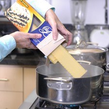 Poner a hervir suficiente agua en una olla honda. Cuando suelte el hervor agregar sal. Añadir la pasta y dejar cocer durante 7 a 11 minutos hasta que quede al dente, firme por dentro y suave por fuera. Rs 1481585497