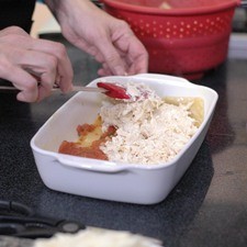 Sobre ellas colocar una capa de salsa de jitomate, después una capa de pollo. Rs 1481585531