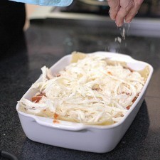 Espolvorear con queso parmesano encima. Meter al horno a 350°F (150°C) durante 15 minutos. Rs 1481585583