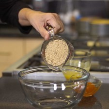 Precalentar el horno a 200ºC Engrasar una charola para galletas con aceite de spray. Moler la almendra a que quede como harina.