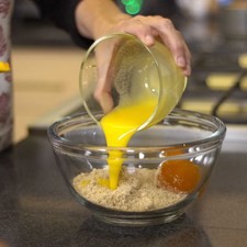 En un tazón mediano batir la almendra, con la mermelada y la mantequilla derretida, hasta formar una pasta.