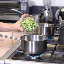 Cocer los nopales picados con un poquito de sal durante 8 minutos a hasta que estén al dente.