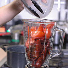 Colocar en el vaso de la licuadora las pieles de los chiles, cebolla, ajo, orégano y jitomates guaje cortados en cuartos. Moler hasta obtener una mezcla homogénea.