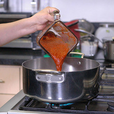 Calentar aceite en la olla y cuando esté caliente sofreír la salsa.