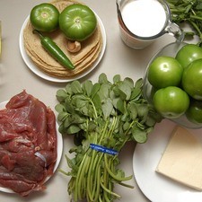 Ingredientes para enchiladas 12 piezas de tortilla de maíz 500 gramos de cecina 2 cucharadas de aceite de oliva Ingredientes para salsa verde 10 piezas de tomate verde (tomatillo) 8 ramas de cilantro 1 diente de ajo 1/2 manojo de verdolagas sal al gusto 1 pieza de chile serrano Ingredientes para decorar 1 taza de crema de leche de vaca 200 gramos de queso fresco
