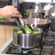 Para preparar la salsa, poner a cocer los tomates verdes.