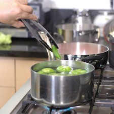 Añadir chile serrano y diente de ajo en una olla honda con un poco de agua durante 5 minutos cuidando que los tomates no se rompan. Dejar enfriar.