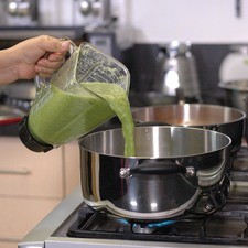 Calentar la cucharada de aceite en una olla y cuando esté bien caliente, sofreír la salsa unos minutos.