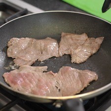Calentar una cucharada de aceite de oliva y cuándo esté bien caliente sofreír trozos de cecina un par de minutos por cada lado.