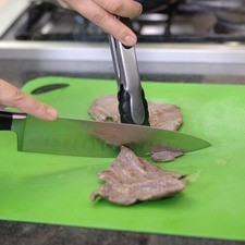 Retirar del sartén y cortar en tiras delgadas.