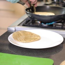 Para armar las enchiladas calentar un poco de aceite en un sartén y pasar cada tortilla por ambos lados.