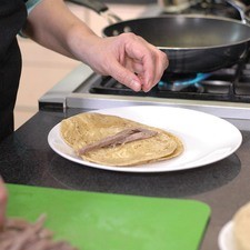 Rellenar cada tortilla con un poco de tiras de cecina y colocar en un plato.