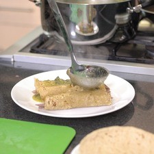 Bañar con la salsa verde.