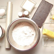 Ingredientes para galletas 125 gramos de mantequilla 4 cucharadas de leche evaporada 1 pieza de yema de huevo papel plástico adherente al gusto 2 1/2 tazas de harina de trigo 1 taza de azúcar glass (pulverizada) Ingredientes para cobertura 150 gramos de chocolate semi amargo 1 cucharada de mantequilla chochitos de colores al gusto