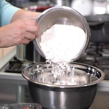 Para preparar las galletas poner la harina en un tazón y hacer un volcán.
