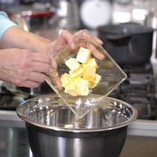 Añadir en el centro el azúcar glass, la mantequilla en trozos pequeños.
