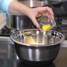 Añadir la yema de huevo y la leche evaporada.