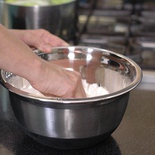 Amasar con los dedos para integrar todos los ingredientes, continuar amasando hasta tener una masa manejable.