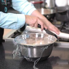 Colocar la masa en un tazón y cubrir con plástico adherente y refrigerar durante una hora.