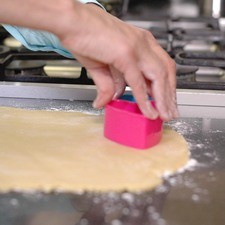 Cortar con el cortador de galleta en forma de corazón.