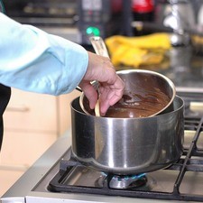 Sumergir parcialmente las galletas en el chocolate caliente.