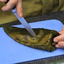 Hacer un corte por un lado con un cuchillo para retirar las semillas y las venas. Si se desea que no piquen, remojarlos media hora en agua con dos cucharadas de vinagre blanco.