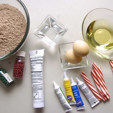 Ingredientes para receta 1 pieza de caja de harina preparada para brownies 2/3 taza de aceite betun al gusto 2 piezas de huevo 1/4 taza de agua caramelos de menta al gusto