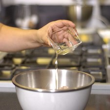 Precalentar el horno a 180ºC Engrasar un molde rectangular con aceite de spray. En un tazón grande batir la harina de brownies, el aceite, agua y huevos hasta integrar.