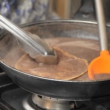 Remojar cada una de las tortillas en la salsa de frijol. S 1869 1475634549