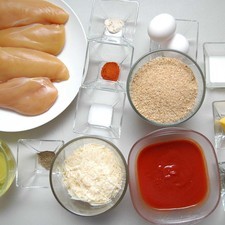 Ingredientes para receta 4 piezas de pechuga de pollo sin hueso sin piel 1/2 taza de harina de arroz tres estrellas 2 cucharadas de mantequilla 2 piezas de huevo 2 cucharadas de leche de vaca 1 cucharita de sal 1/2 cucharita de pimienta negra molida 1/2 cucharita de paprika 1/2 cucharita de ajo en polvo pan molido al gusto 1 taza de puré de tomate 200 gramos de queso parmesano rallado 1 cucharita de orégano seco aceite vegetal comestible al gusto Rs 1482331431